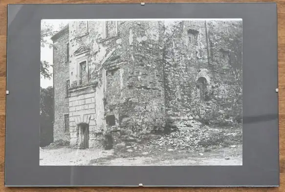 Fotografia z końca lat 40. pokazuje dawny wygląd zamku w Płotach
