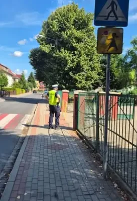 Policja z Gryfic kontroluje oznakowanie przy szkołach przed nowym rokiem szkolnym