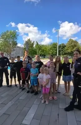 Bezpieczne wakacje w Trzygłowie: policjanci edukowali dzieci na świetlicy