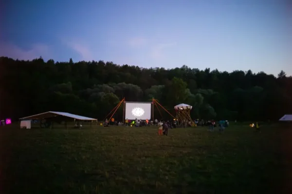 Kino plenerowe w Płotach: „Mitchellowie kontra maszyny” na Nocy Młodych
