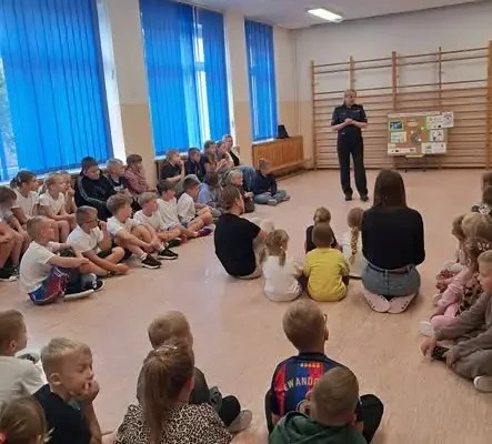 Bezpieczna droga do szkoły – policjantka w SP2 w Płotach
