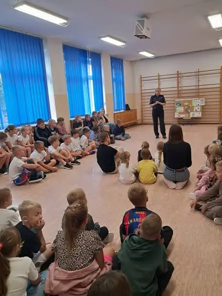 Bezpieczna droga do szkoły – policjantka w SP2 w Płotach