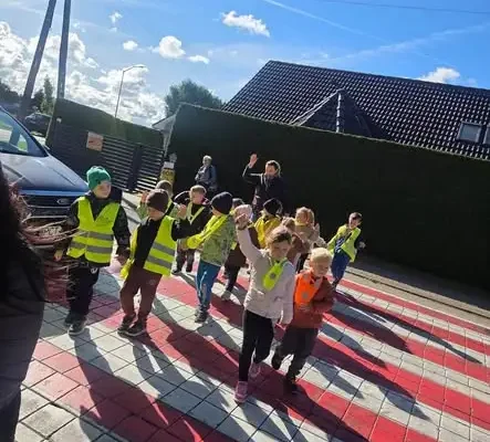 Policjanci z Rewala uczyli przedszkolaków z Karnic zasad bezpieczeństwa na drodze