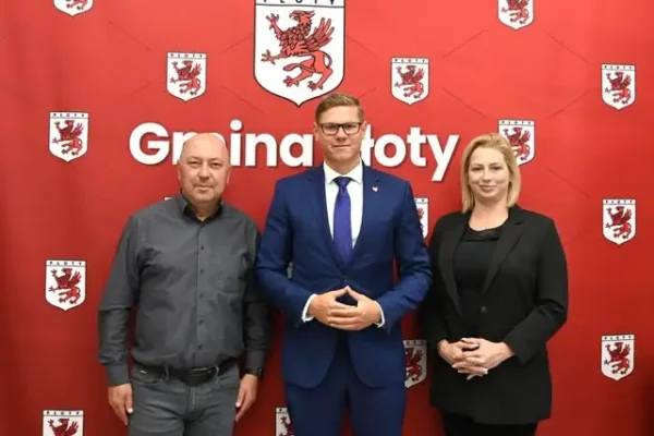 Poseł Patryk Jaskulski z wizytą w Urzędzie Miejskim w Płotach