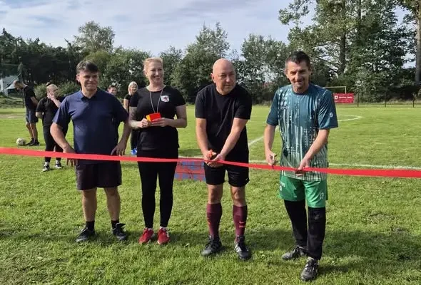 Mecz otwarcia boiska w Pniewie: mieszkańcy kontra pracownicy Gminy Płoty