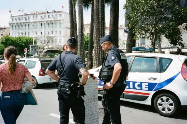 Gryficcy policjanci na dożynkach w Słudwi: profilaktyka, bezpieczeństwo i promocja służby