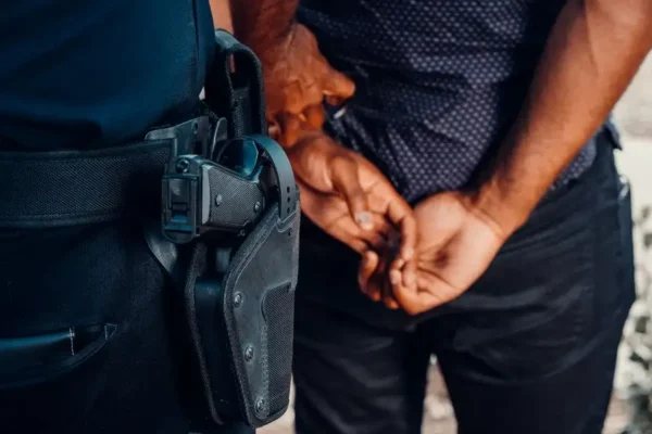 Policjanci z Gryfic po służbie zatrzymali poszukiwanego 29-latka
