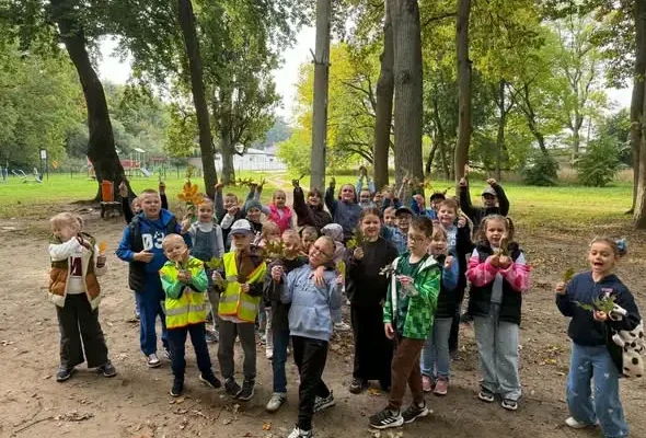 Jesienny spacer i lekcja przyrody w plenerze dla uczniów z Płotów